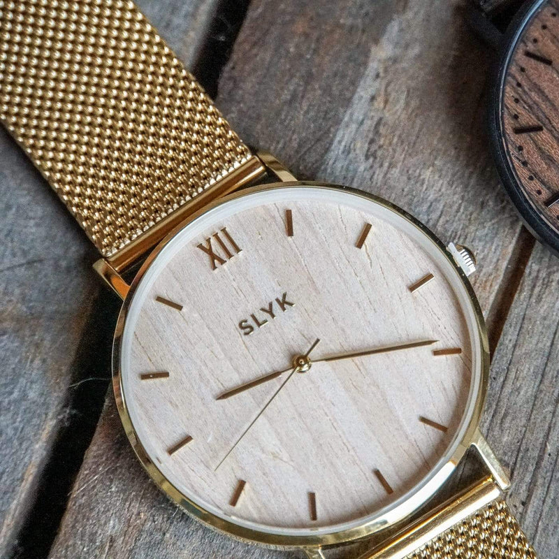 Light Wood Watch In Gold With A Golden Mesh